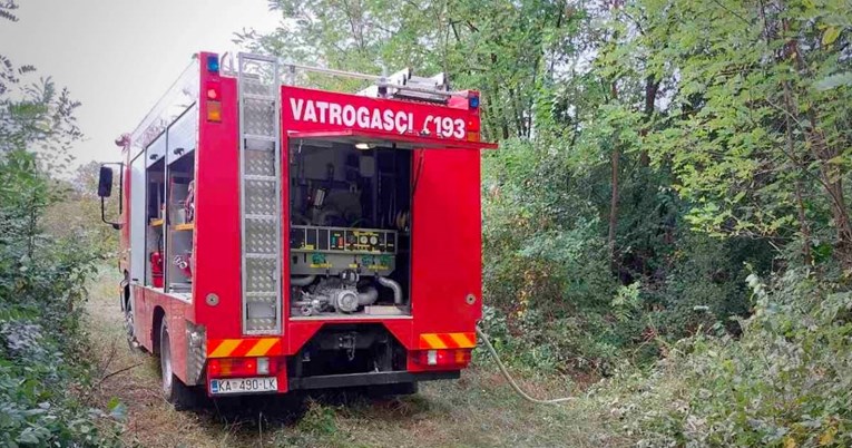 Sinoć gorjelo sijeno kod Ogulina, nakon toga uslijedila i eksplozija