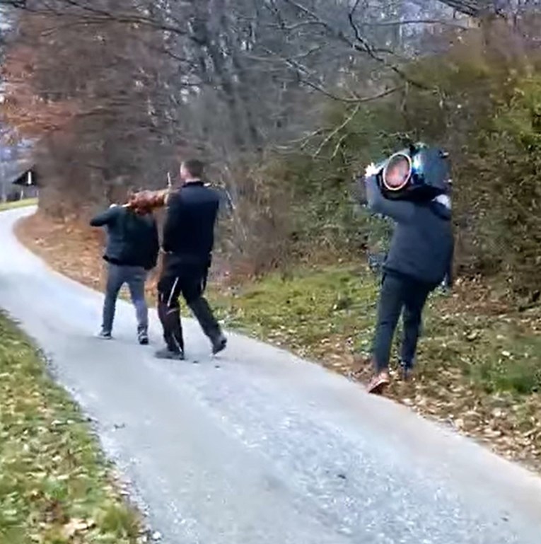 VIDEO Zagorci blokirali cestu noseći odojak