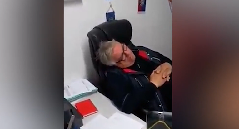 VIDEO Širi se snimka uhljeba iz Baške Vode, spava na poslu: "Imam apneju"