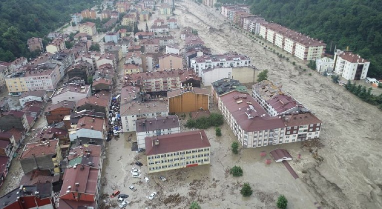 FOTO Ogromne poplave u Turskoj, poginulo 70 osoba, uništene zgrade, mostovi...