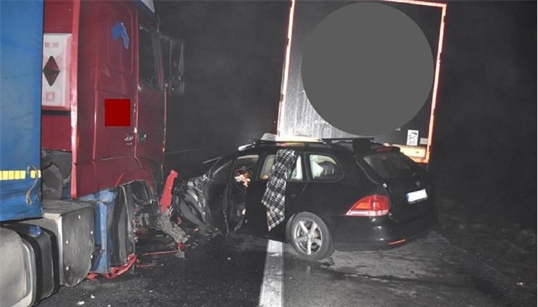 Teška nesreća kod Bajakova. Srbin autocestom vozio kamion unatrag pa ga udario auto