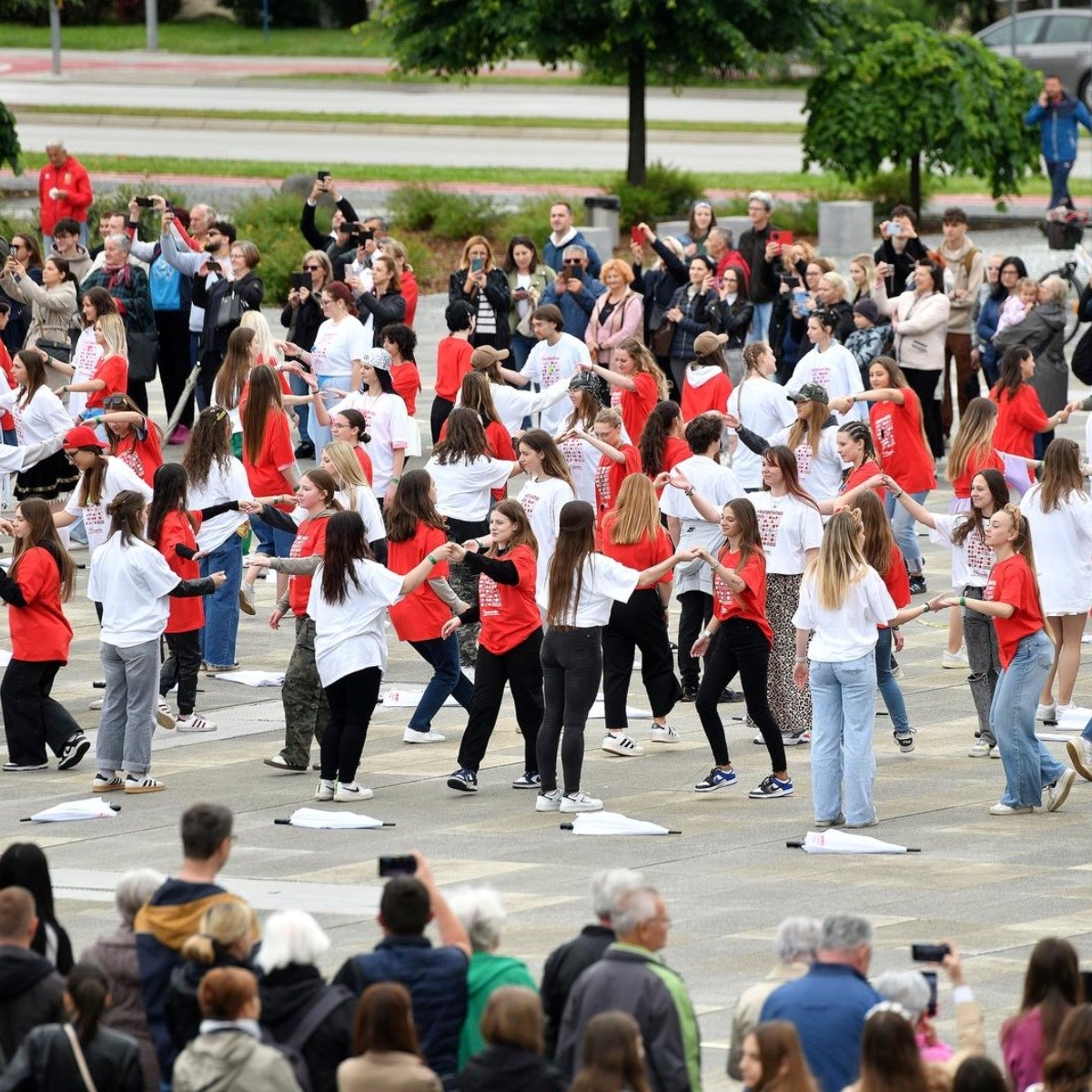 FOTO Maturanti u Varaždinu kraj srednje proslavili quadrillom