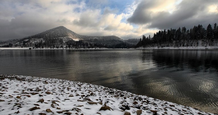 FOTO Pogledajte kako izgleda Lokvarsko jezero pod snijegom, slike su predivne