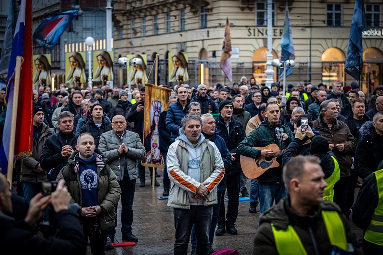 Ljudima je dosta histerije katoličkih fanatika. Može li se klečavce zabraniti?