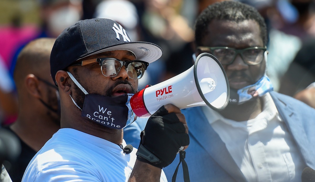 Pogledajte moćan govor brata ubijenog Georgea Floyda: "Zašto divljate?"