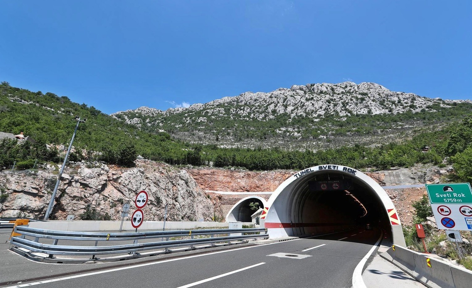 Teška nesreća u tunelu Sveti Rok, jedan mrtav. Obustavljen promet