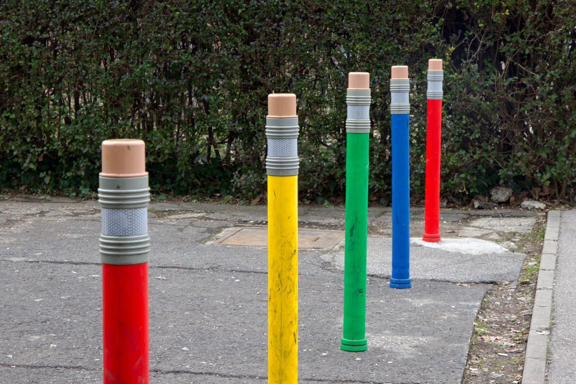Na Trešnjevci postavljeni stupići u obliku bojica, ljudi oduševljeni: "Jako zgodno"