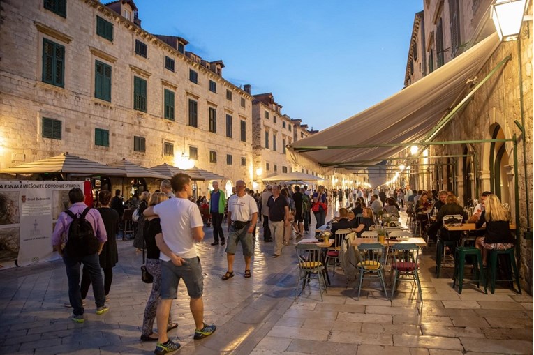 Ugostiteljima u centru Dubrovnika značajno smanjuju terase