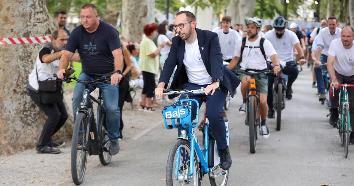 Tomašević predvodio biciklističku kolonu u središtu Zagreba, odlično se zabavljao