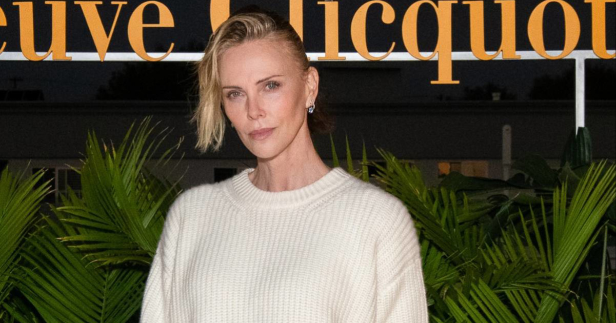Charlize Theron pokazala kako iskombinirati džemper i lepršavu suknju