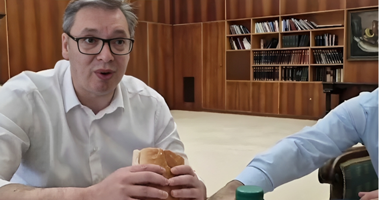 VIDEO Je li Vučić uopće zagrizao sendvič s parizerom?
