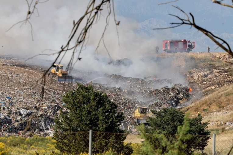 VIDEO Planuo požar na deponiju u Diklu. Vatra se brzo širi, na terenu sve snage