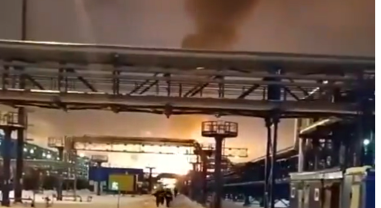 VIDEO Izbio požar na LNG terminalu u Rusiji. Ljudi čuli dronove pa eksplozije