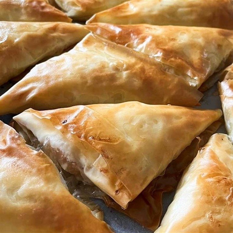 Hrskavi trokutići s jabukama - top desert za druženja i goste