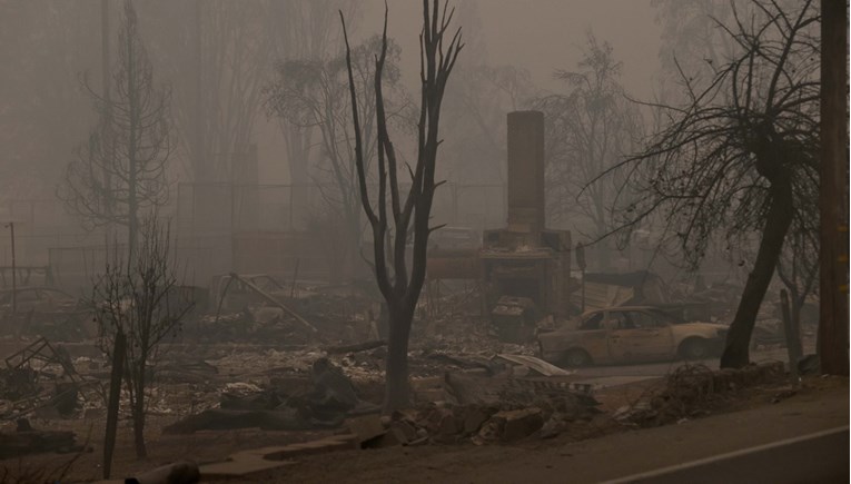 Požar Dixie postao jedan od najdestruktivnijih u povijesti Kalifornije, progutao grad