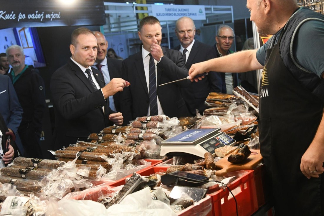 FOTO Teško je bilo odoljeti: Ministar probao delicije na sajmu u Gudovcu