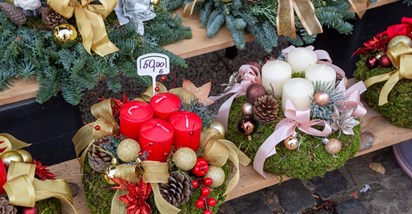 Pogledajte ponudu adventskih vijenaca na tržnicama i u cvjećarnicama u Zagrebu