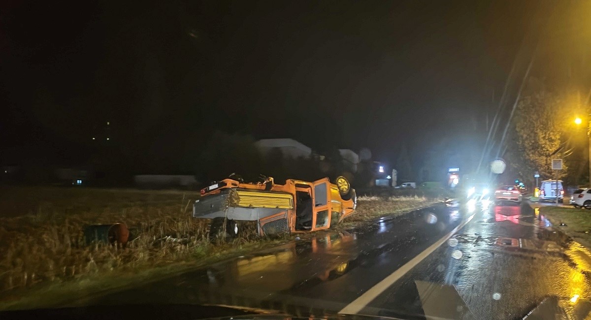 FOTO Sudar kod škole u Zagrebu. Troje ozlijeđenih, vozilo završilo na krovu