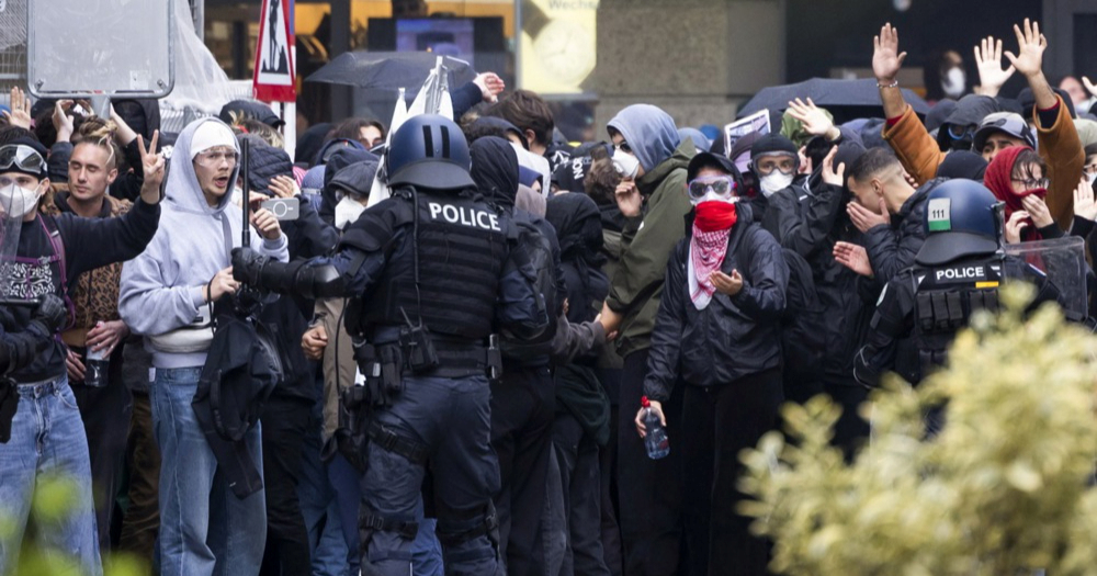 FOTO I VIDEO Propalestinski prosvjednici u Bernu gađali policajce ciglama