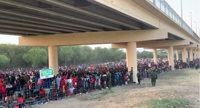 Više od 10 tisuća Haićana došlo na granicu SAD-a, spavaju pod mostom