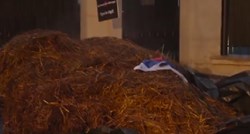 VIDEO Bačene dvije tone gnojiva ispred doma ruskog veleposlanika u Poljskoj