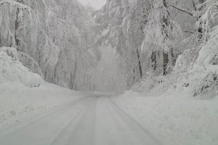 FOTO I VIDEO Na Plitvicama 80 centimetara snijega