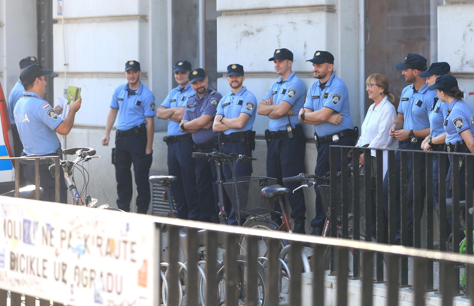 Jedna je gospođa na trgu u Zagrebu htjela fotku s policajcima, oni joj ispunili želju