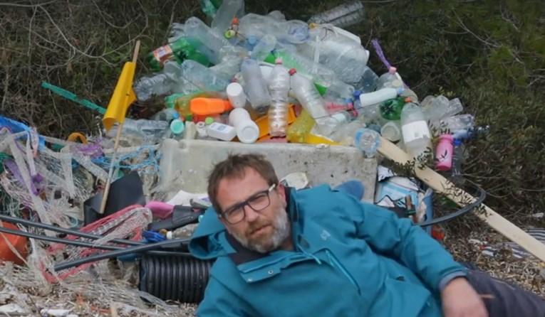 VIDEO Makarski fotograf sam počistio brdo plastičnog otpada na Lastovu