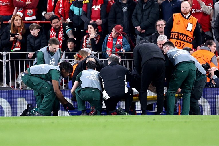 VIDEO Jeziva ozljeda napadača Galatasaraya. Iznosili ga s terena i davali mu kisik