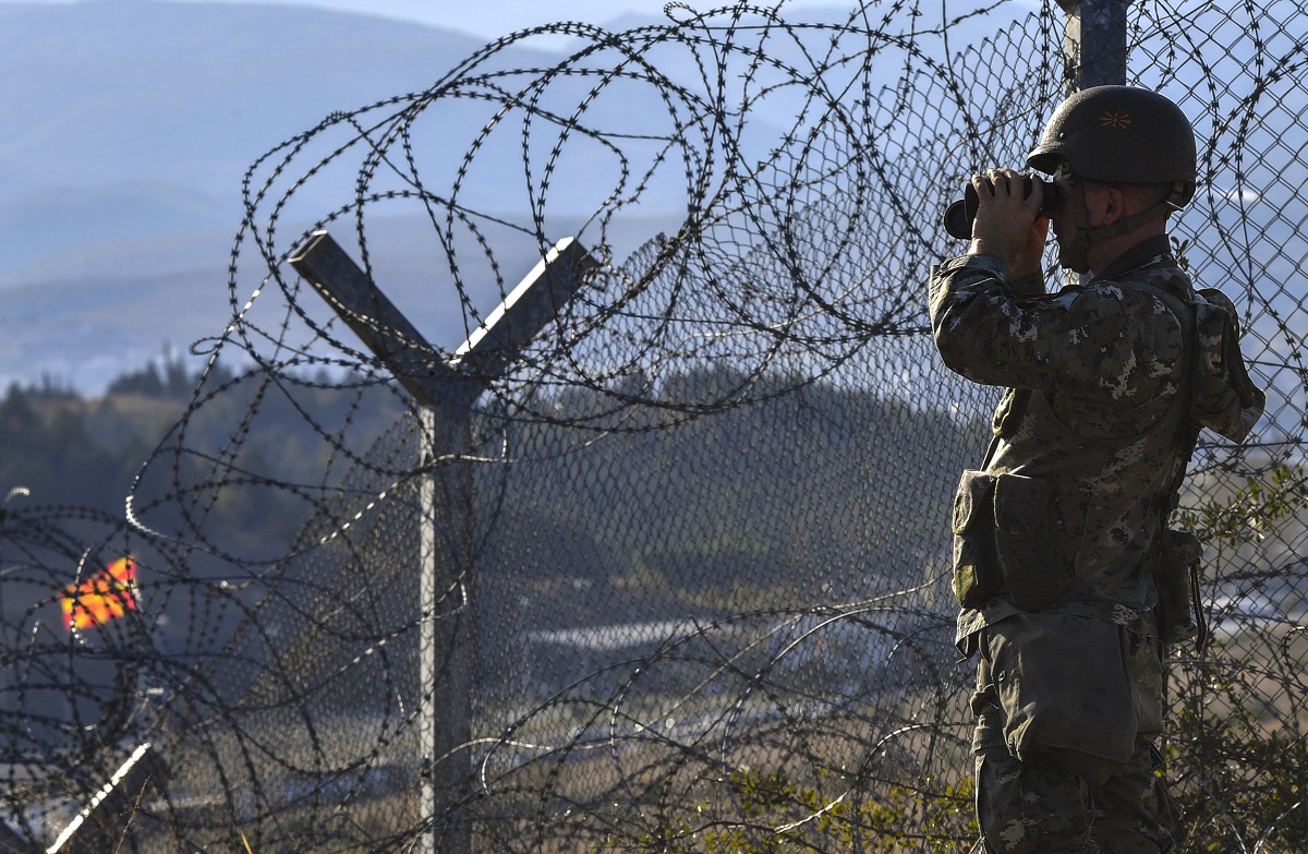 U Sjevernoj Makedoniji policija zaustavila kombi s 53 migranta