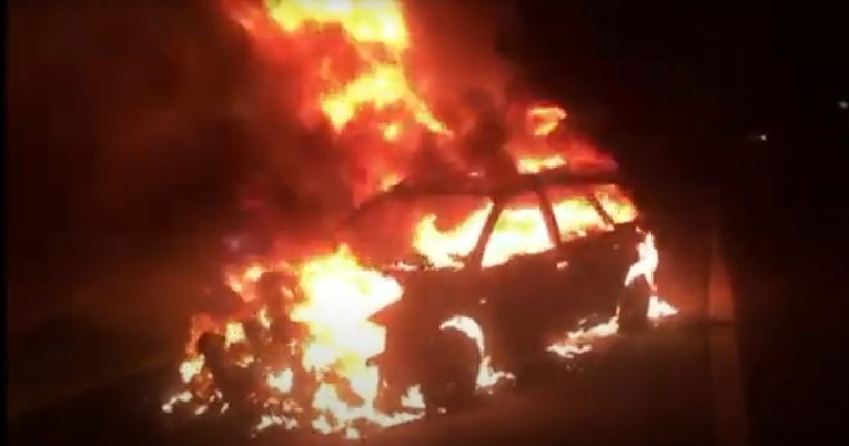VIDEO Na autocesti kod Osijeka zapalio se auto, objavljena snimka požara