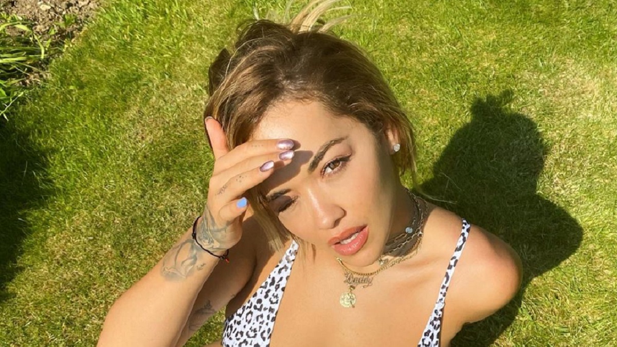 Rita Ora objavila seksi fotku, glupa greška otkrila da se fotošopirala