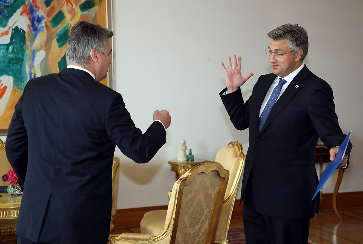Pogledajte video: Milanović se htio rukovati, Plenković mu dao lakat