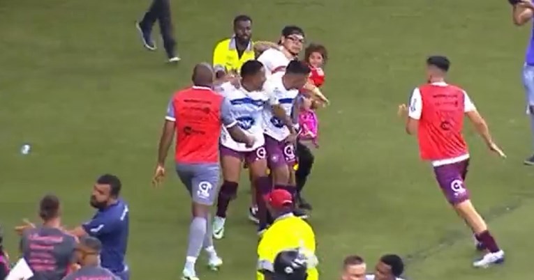 VIDEO Navijač s djetetom u rukama utrčao u teren i udario igrača nogom u međunožje