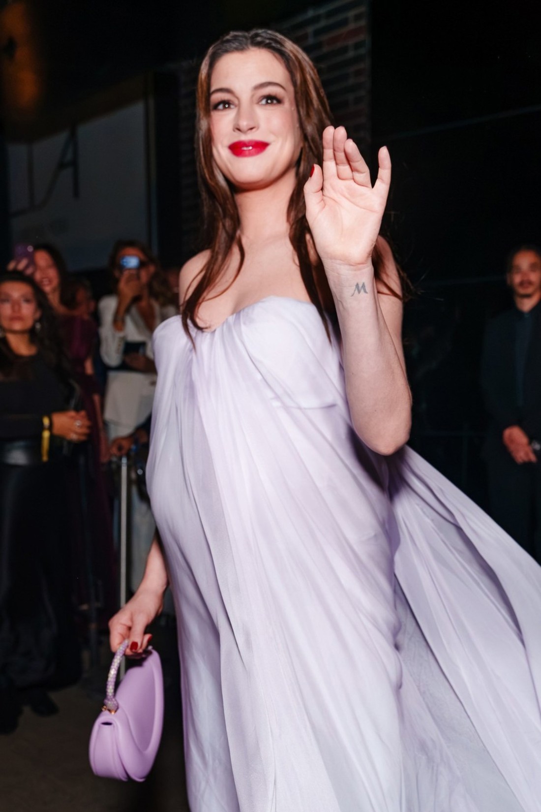 Anne Hathaway nosi minijaturnu torbicu u jednoj od najpoželjnijih boja jeseni