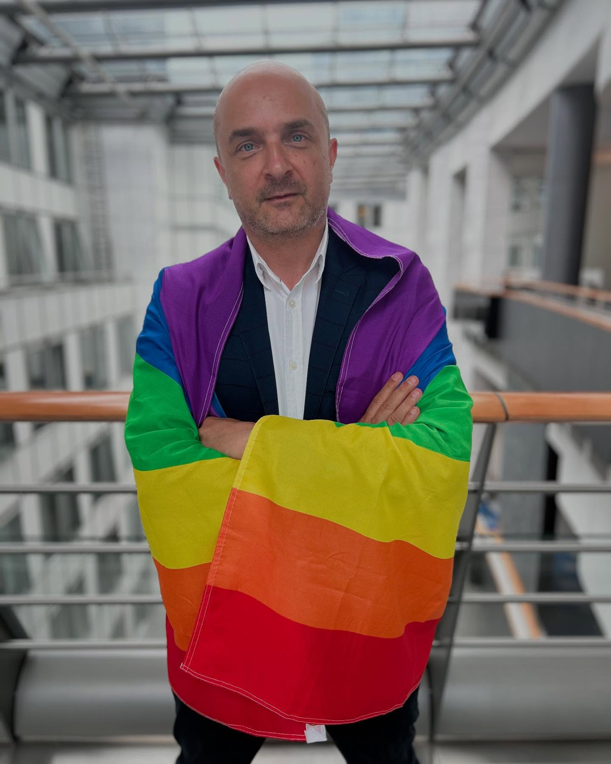 Bosanac iz Možemo se ogrnuo zastavom duginih boja: "Idem na Prajd u Budimpeštu"
