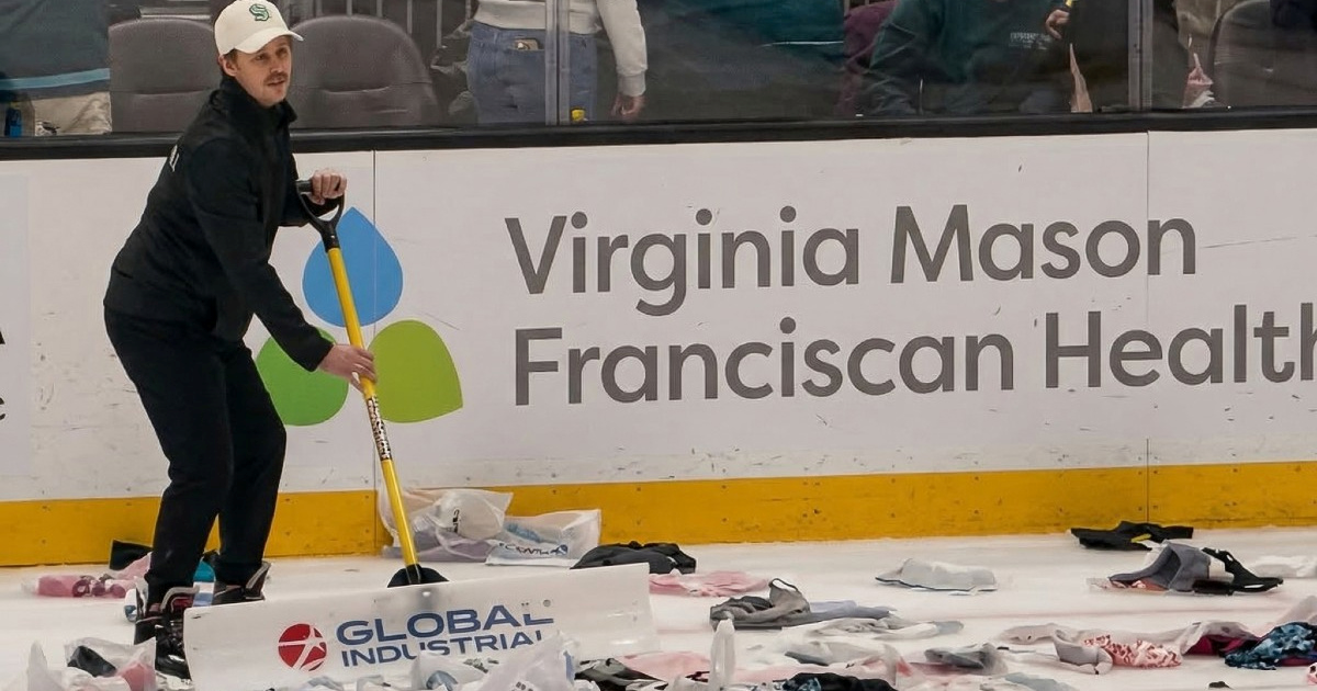 Navijači bacili više od 1000 grudnjaka i prekinuli hokejašku utakmicu. Evo zašto