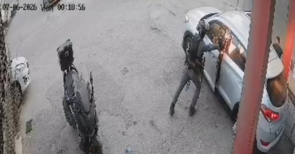 VIDEO Izraelski policajac bacio šok-bombu u auto s Palestincima pa blokirao vrata