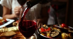 Čaša vina zdravija je uz obrok nego samostalno, tvrde znanstvenici