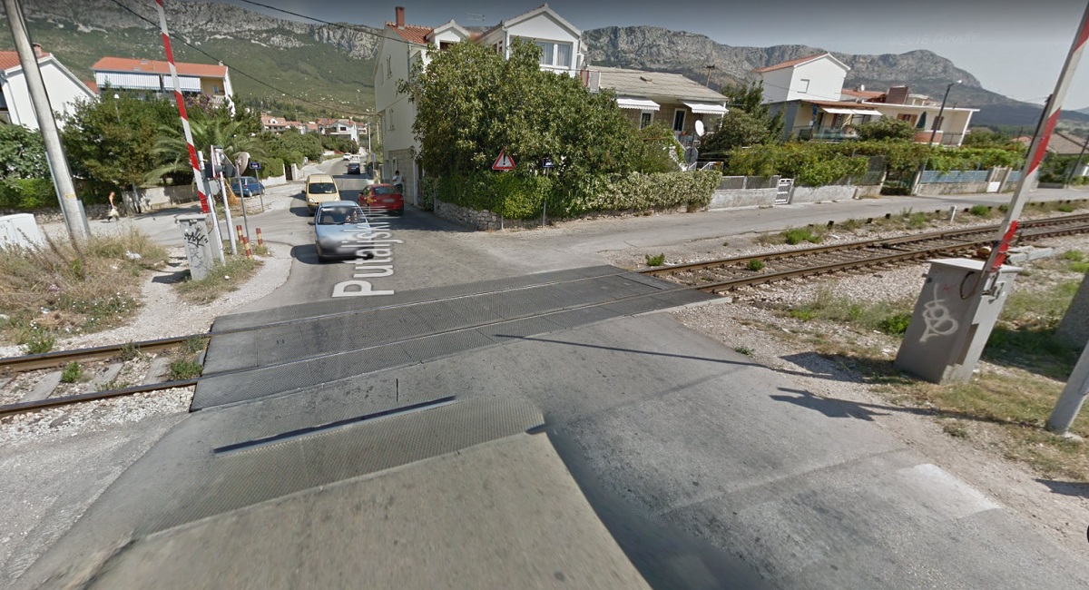 Vlak smrskao auto u Kaštelima, čudo je da nitko nije ozlijeđen