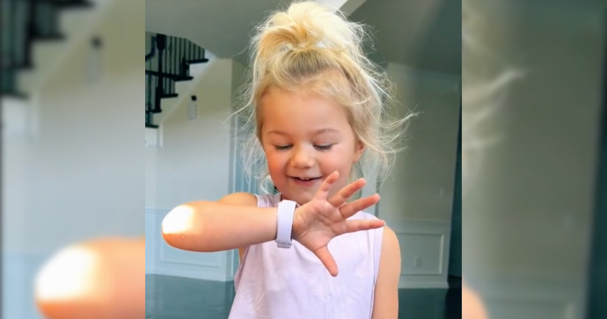 Mama tjera kćeri da nose narukvice za praćenje, ljudi: Dresiraš ih kao pse