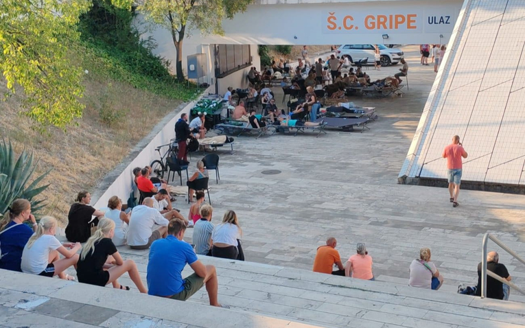 FOTO Požar ih potjerao iz domova, noć su proveli ispred splitske dvorane Gripe