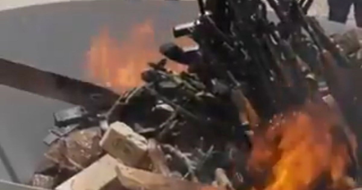 VIDEO Borci PKK počeli predavati oružje, zapalili ga