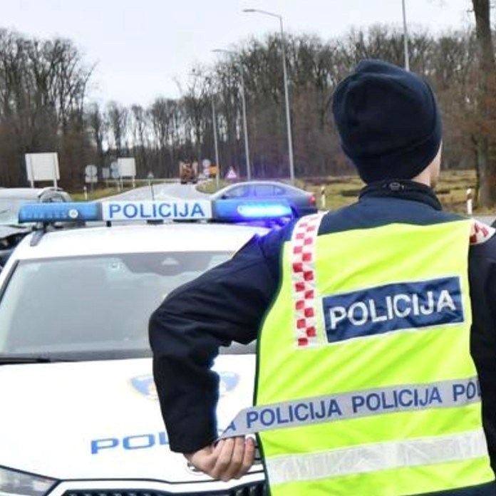 Auto sletio s ceste kod Okučana, čovjek hitno prebačen u bolnicu