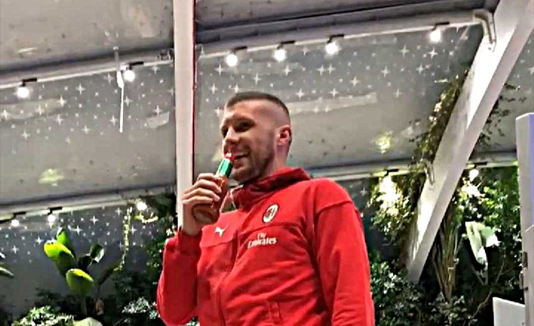 VIDEO Rebić igračima Milana zapjevao veliki hit Mladena Grdovića