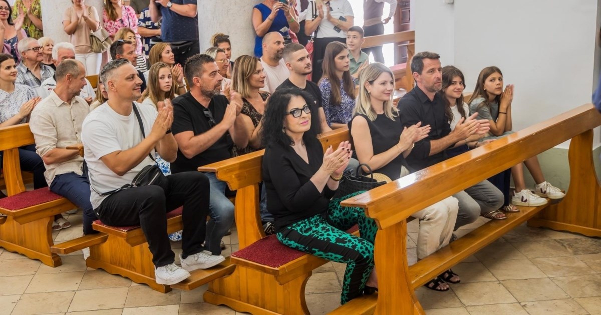 Oliverova supruga Vesna sa sinovima bila na misi, nakon toga zasvirali Gelo i klapa
