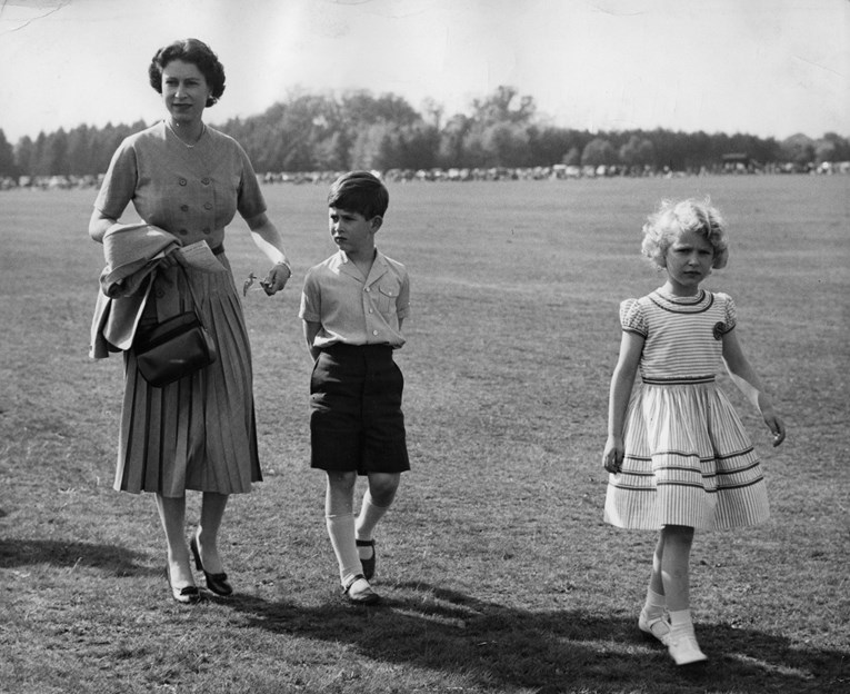 Kralj Charles prisjetio se pokojne majke emotivnom fotografijom iz djetinjstva