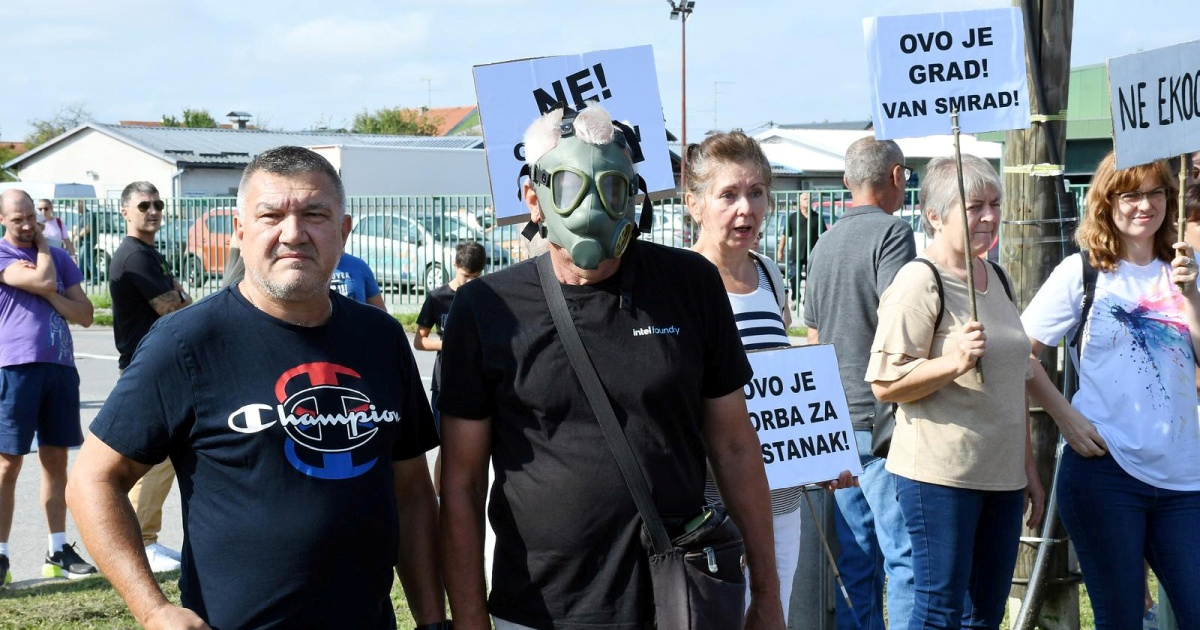 FOTO Prosvjed u Sisku. "NE troSKa, imamo Zeleni brijeg, nećemo Crno brdo!"