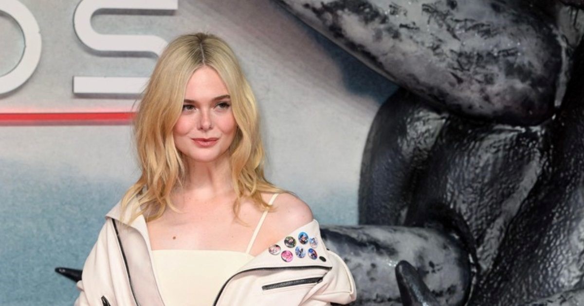 Naglašena silueta i rokerski detalji: Elle Fanning pokazala kako se nosi bijela