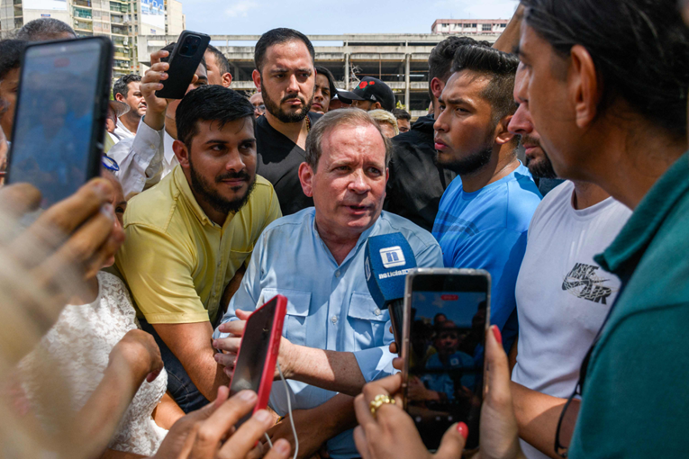 Madurova nasljednica popušta. Stotine zatvorenika izlaze na slobodu